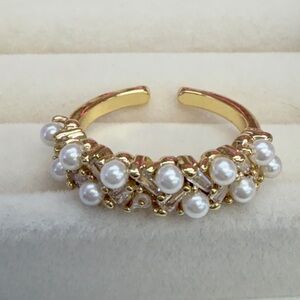 Elegant Gold and Pearl Women's Ring